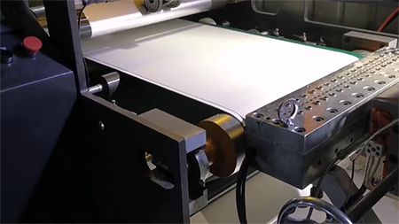 Machine d'enduction par extrusion de feuilles insonorisantes en butyle