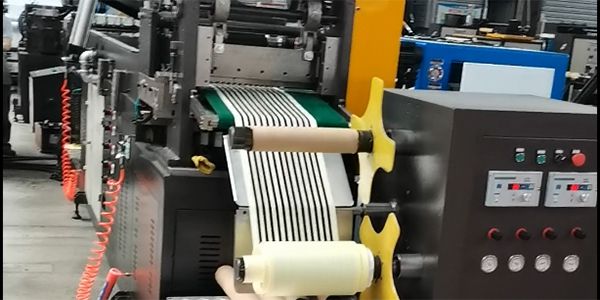 Machine d'enduction par extrusion de bandes d'étanchéité en butyle