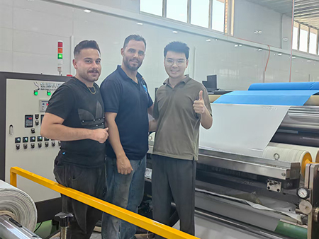 Entreprise de Consommables Médicaux en Iran Choisit une Machine d’Enduction Multifonctionnelle pour Rubans Adhésifs Médicaux